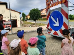 Besuch der KiTa bei der FF Plech